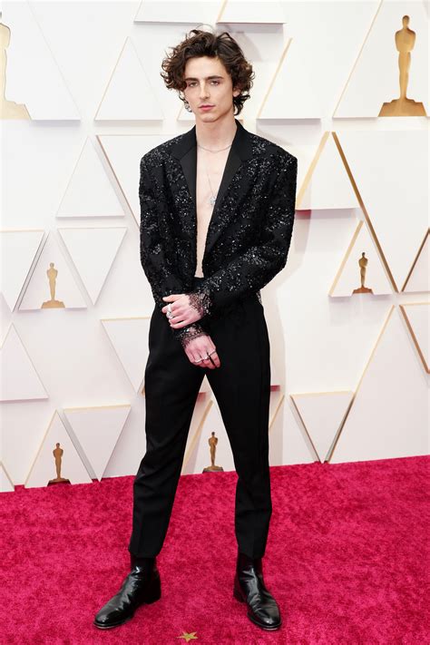 Timothee Chalamet wears a rocking hot lady’s blouse to promote。